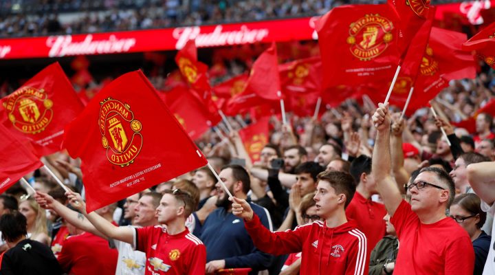 Manchester-United-fans-wave-flags